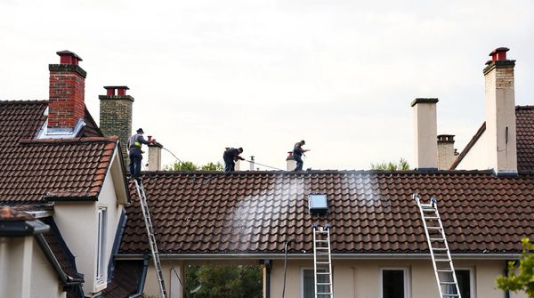 Nettoyage de toiture dans les yvelines : guide complet pour valoriser et protéger votre toit