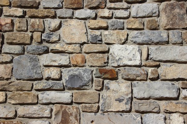 Quelles techniques utiliser pour isoler un mur en pierre dans une maison ancienne ?