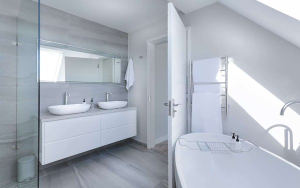 Quelles solutions pour maximiser l'espace de rangement dans une salle de bain ?