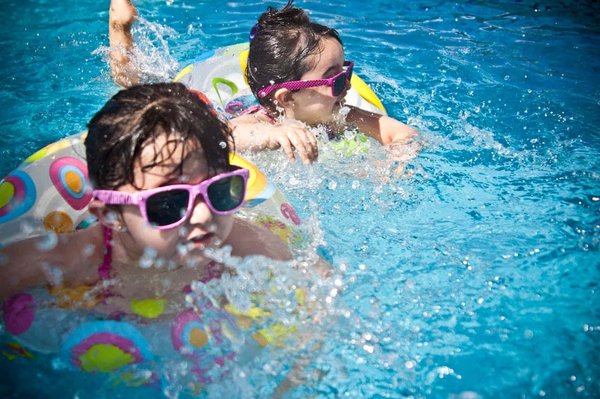 Comment choisir et installer des jeux d'eau interactifs pour une piscine familiale?