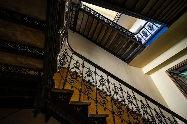 Astuces parfaites pour faire le bon choix de garde-corps vitré pour votre escalier